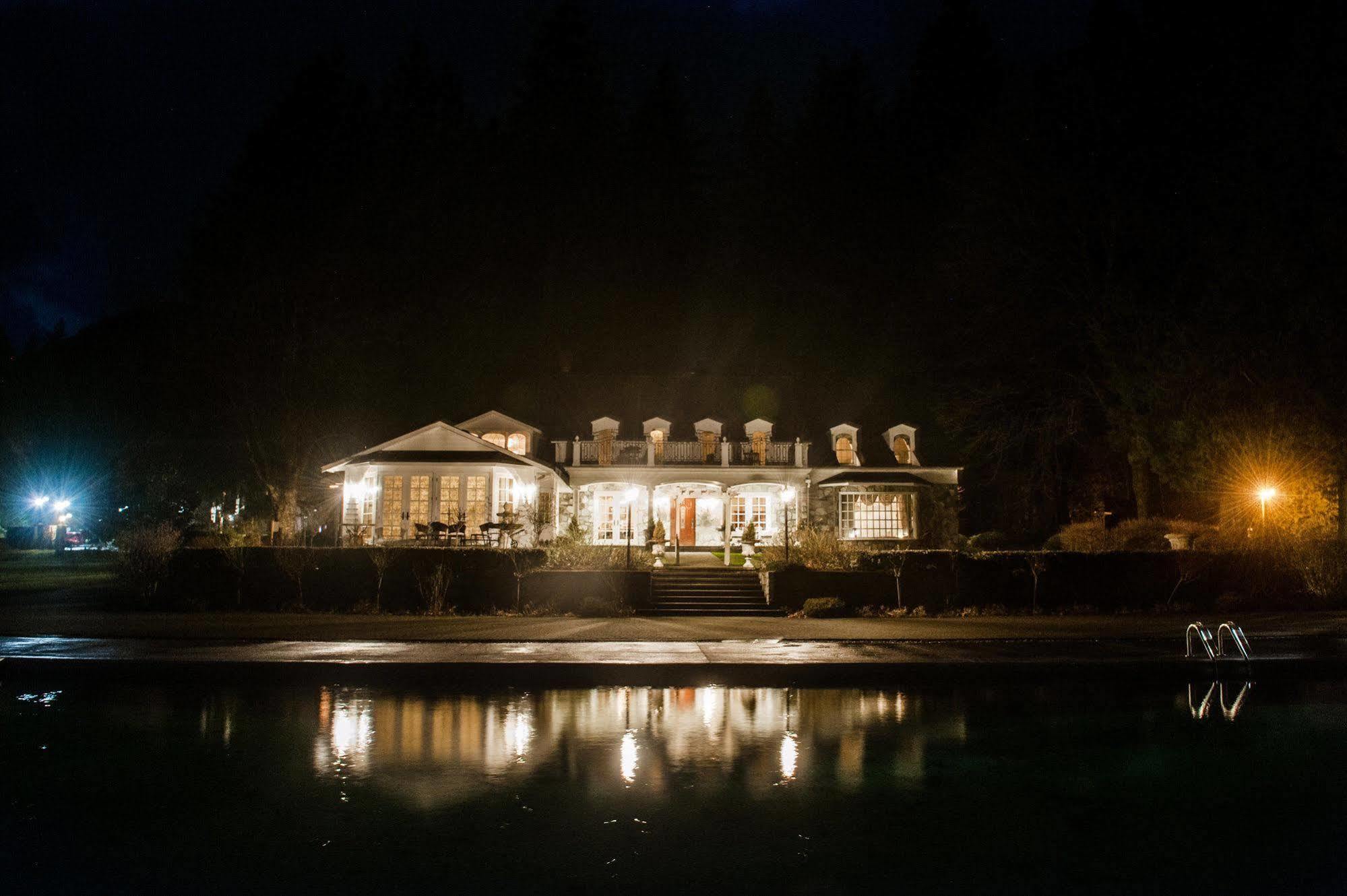 Rowena'S Inn On The River Harrison Mills Exterior photo